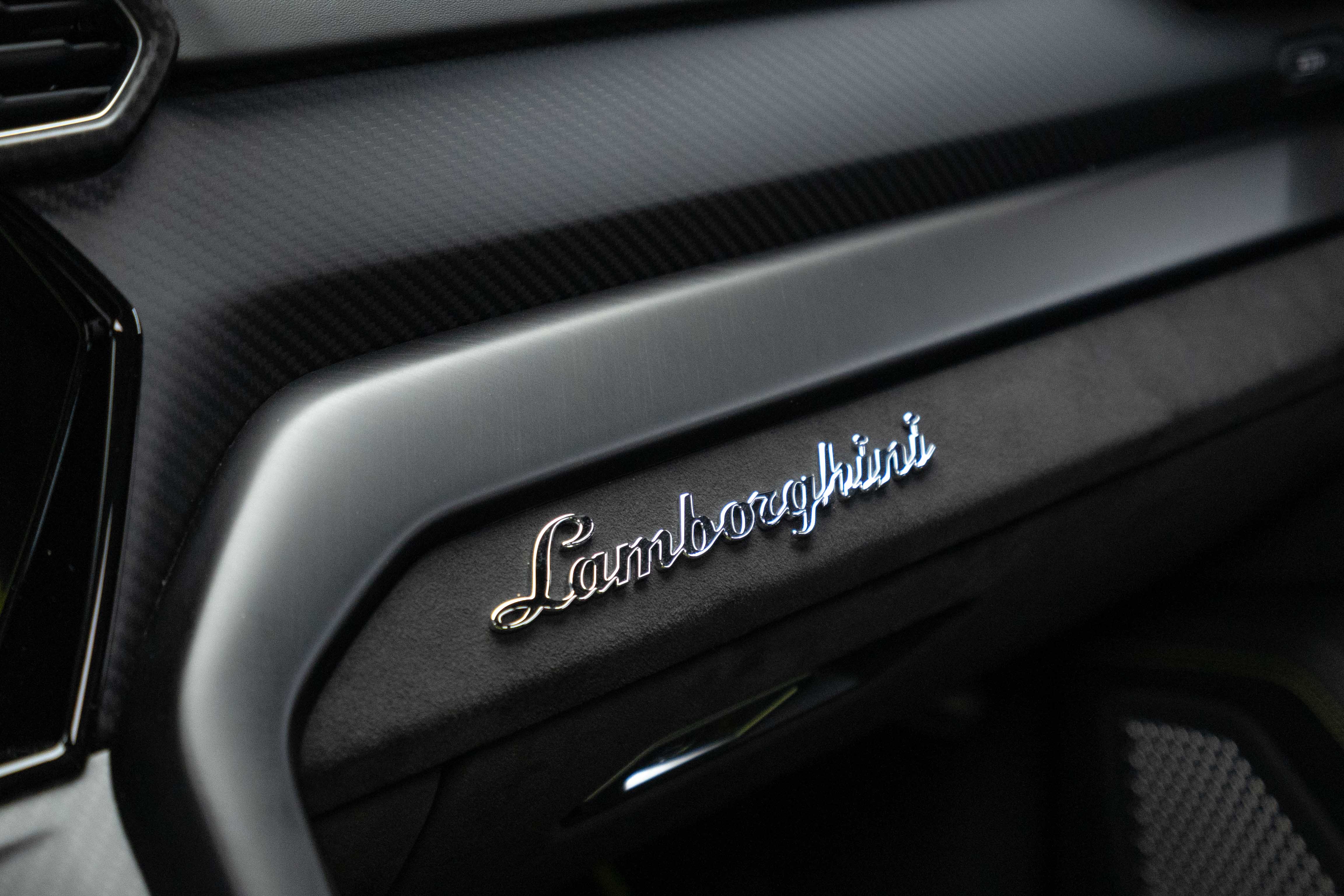 2022 Lamborghini URUS (graphite capsule)