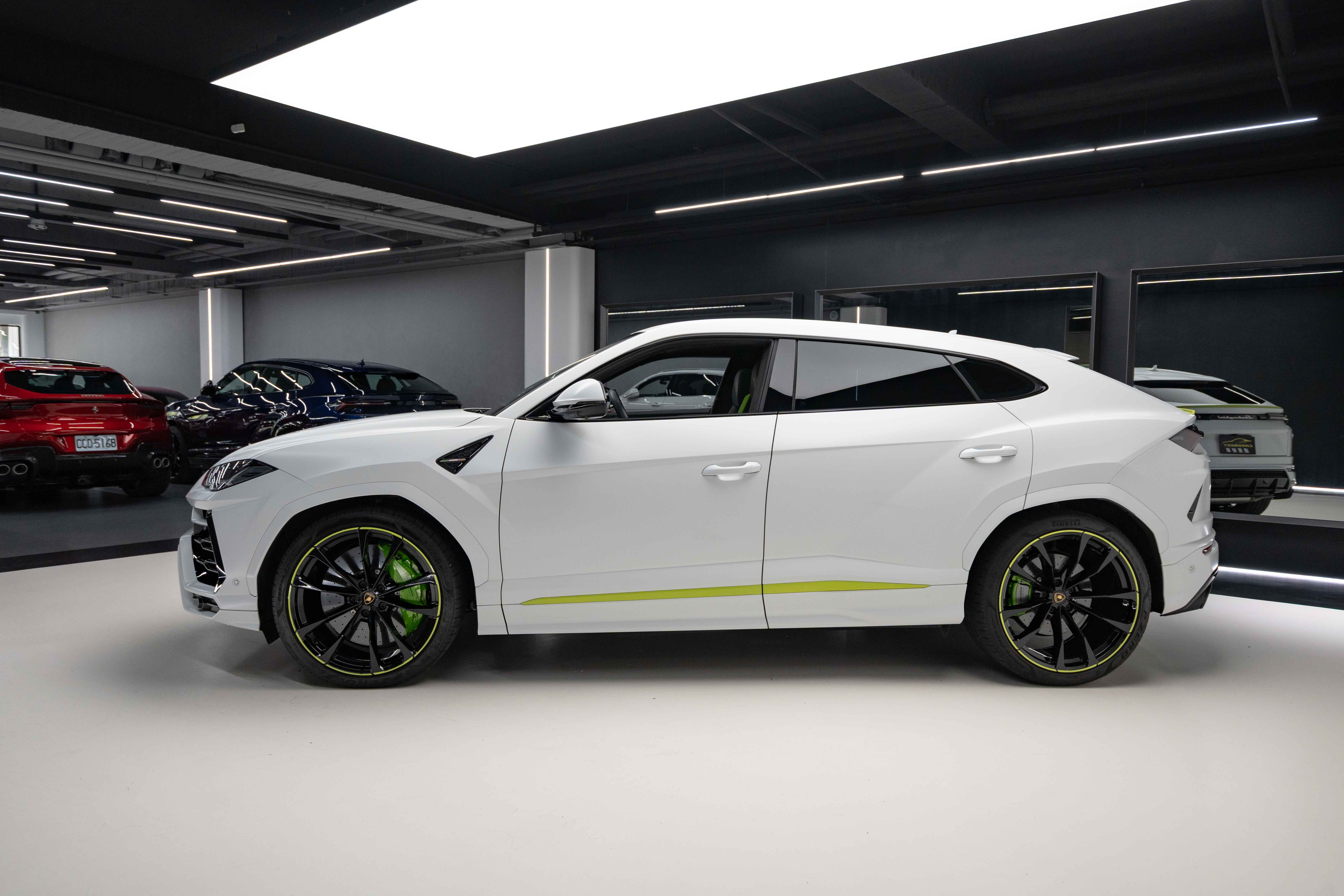 2022 Lamborghini URUS (graphite capsule)