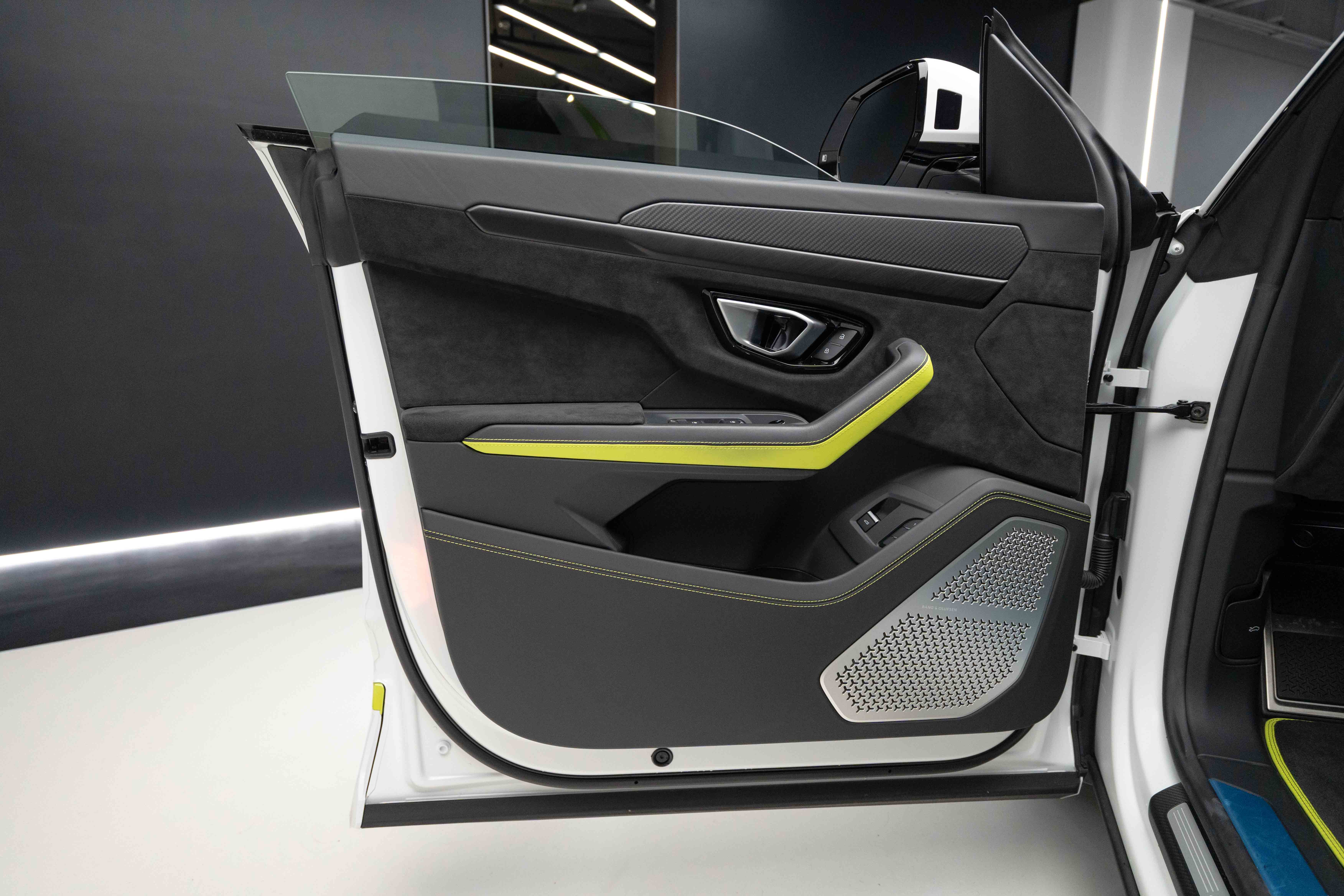 2022 Lamborghini URUS (graphite capsule)