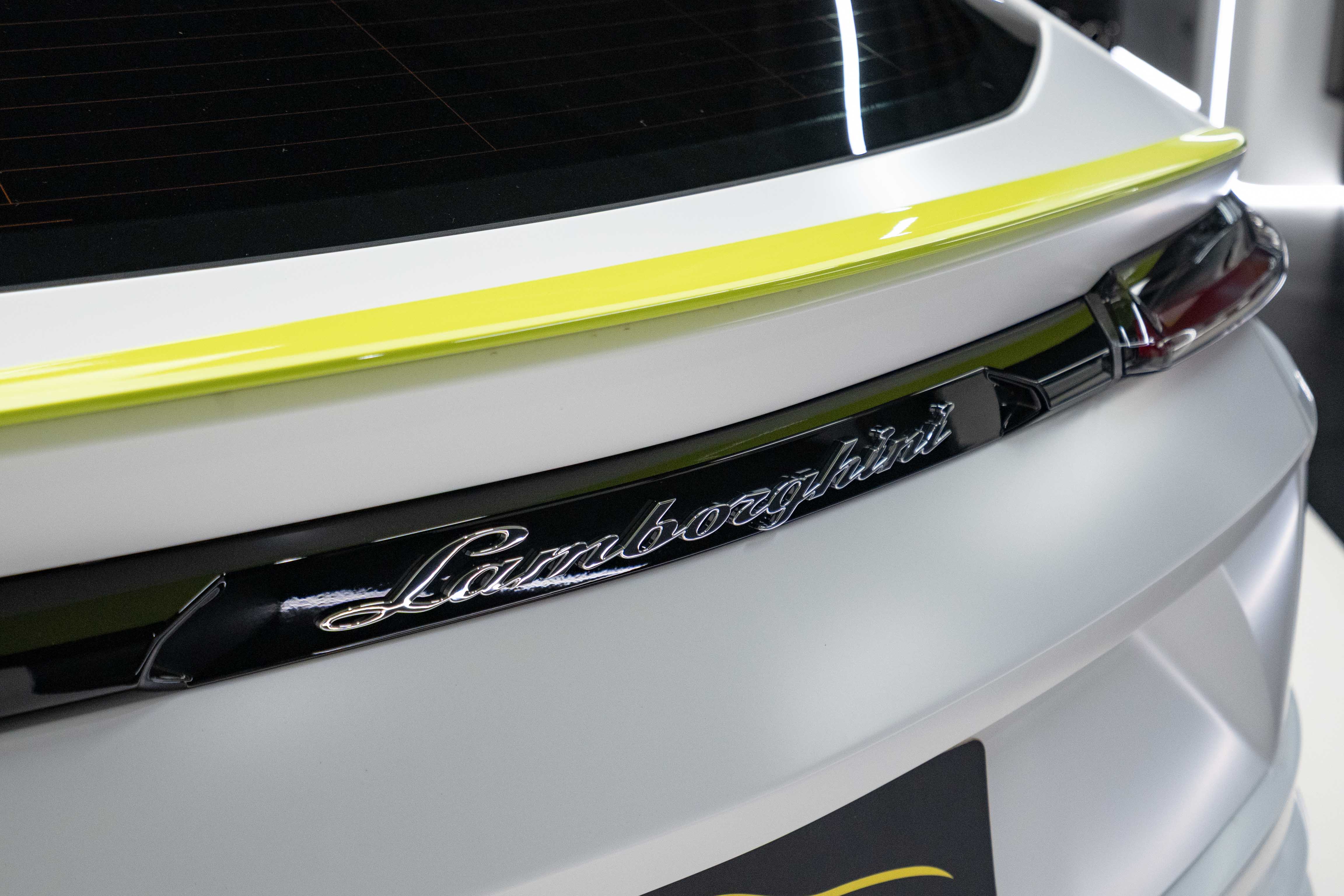 2022 Lamborghini URUS (graphite capsule)