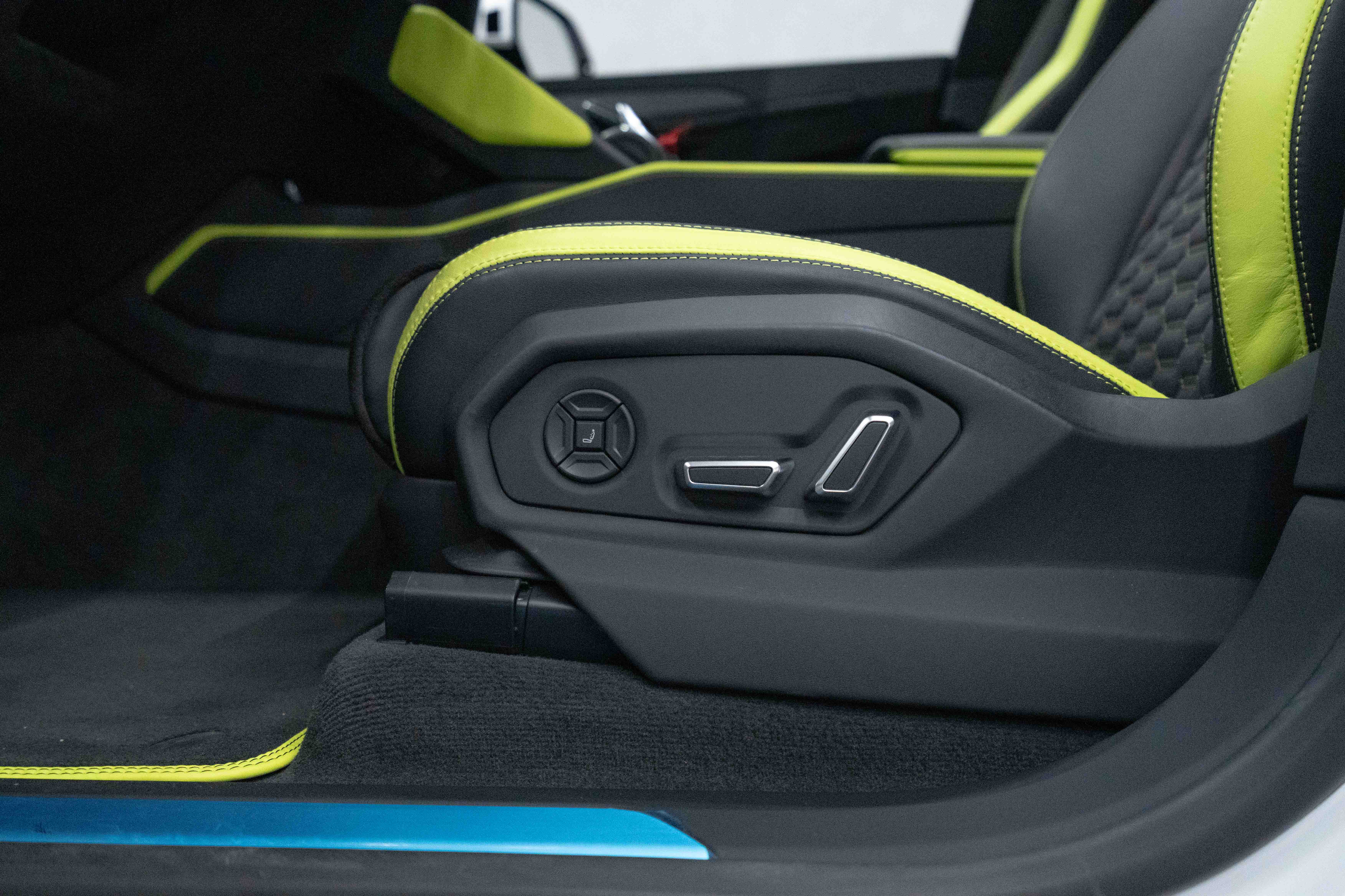 2022 Lamborghini URUS (graphite capsule)
