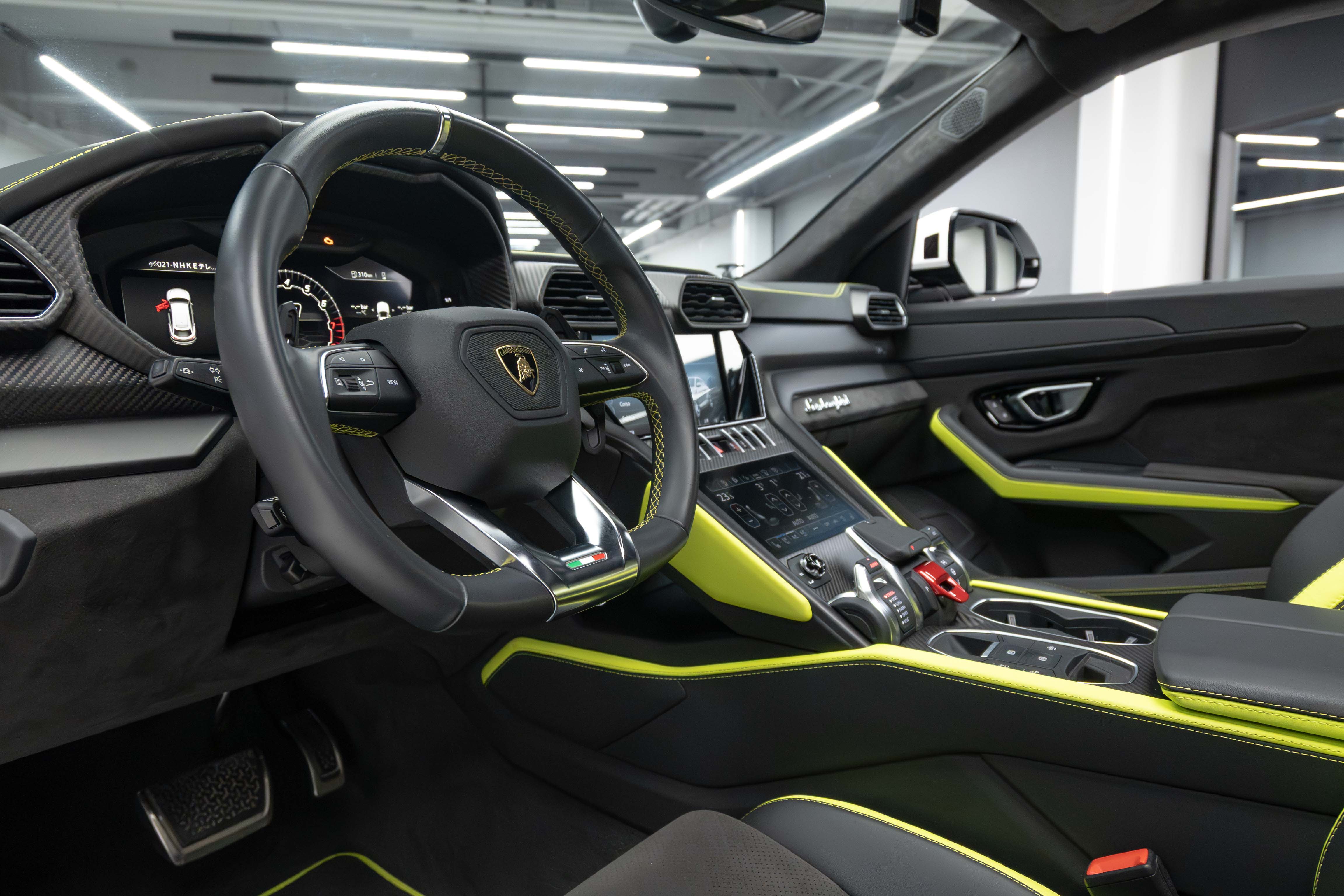 2022 Lamborghini URUS (graphite capsule)
