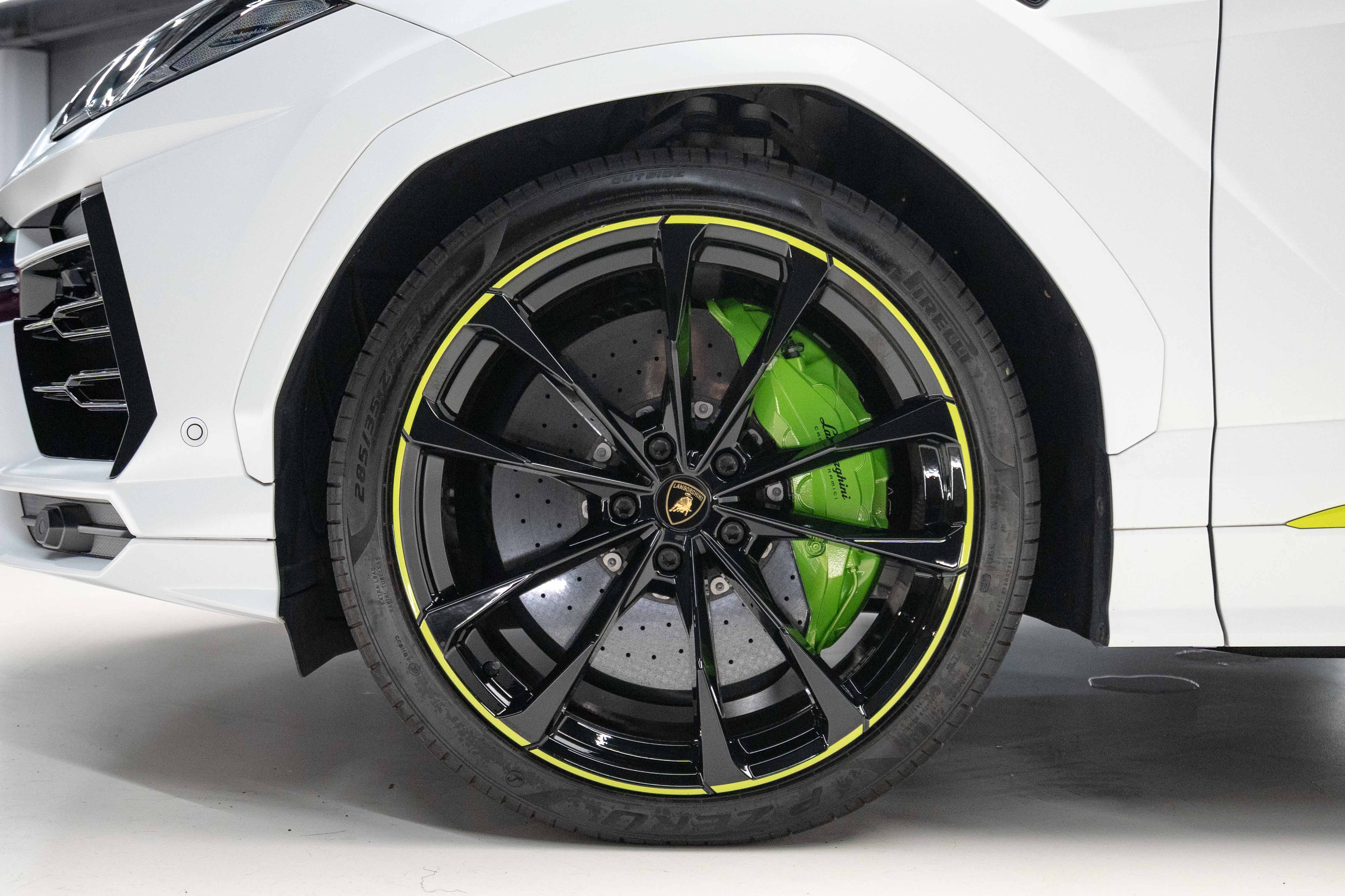2022 Lamborghini URUS (graphite capsule)