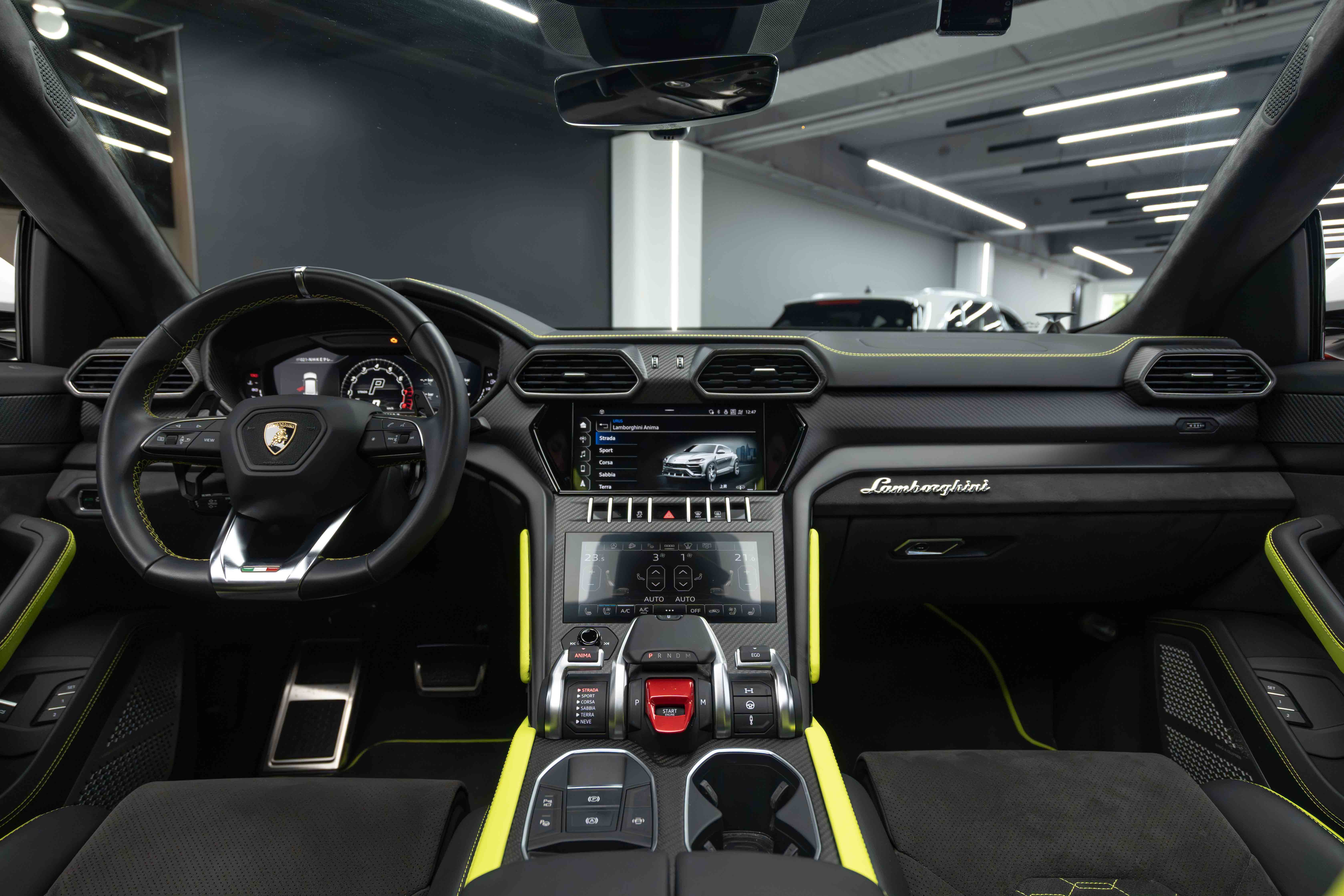 2022 Lamborghini URUS (graphite capsule)